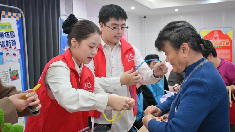 湖北大學“藝術夢工廠”走進社區 以美育人，校地共建開啟志愿服務新篇章